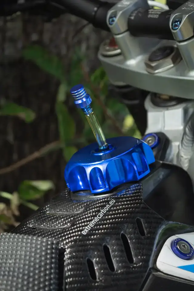 Detail: Tankdeckel mit Carbon-Tank