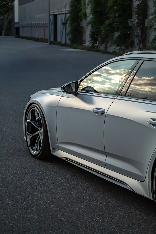 Audi RS6 Avant in Silber, Seitenansicht mit Felge