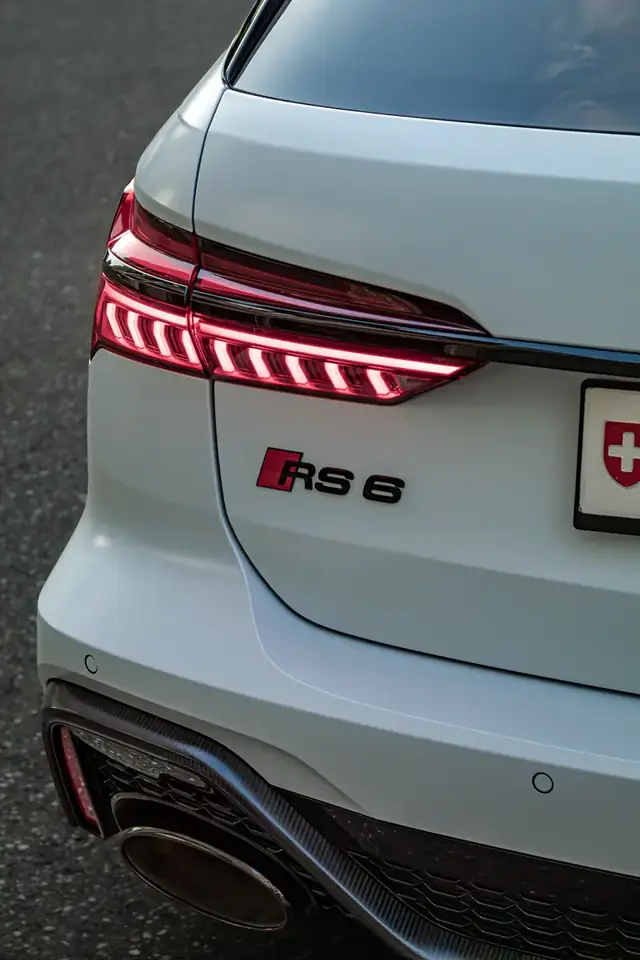 Detail: Heckleuchte und Auspuff des Audi RS6