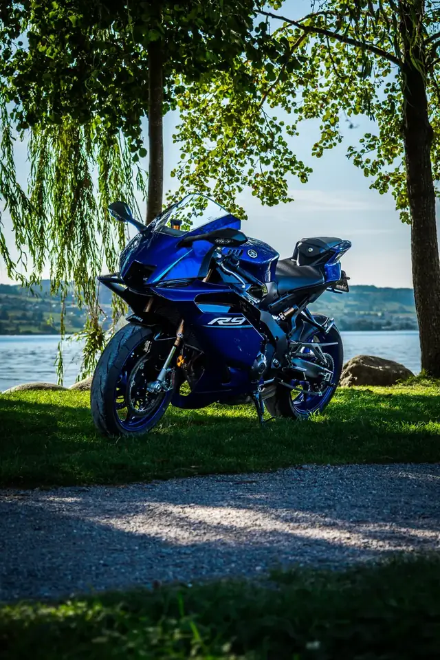 Blaue Yamaha R6 am Seeufer