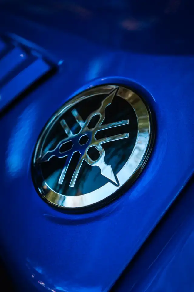 Detail: Yamaha Logo auf blauem Tank