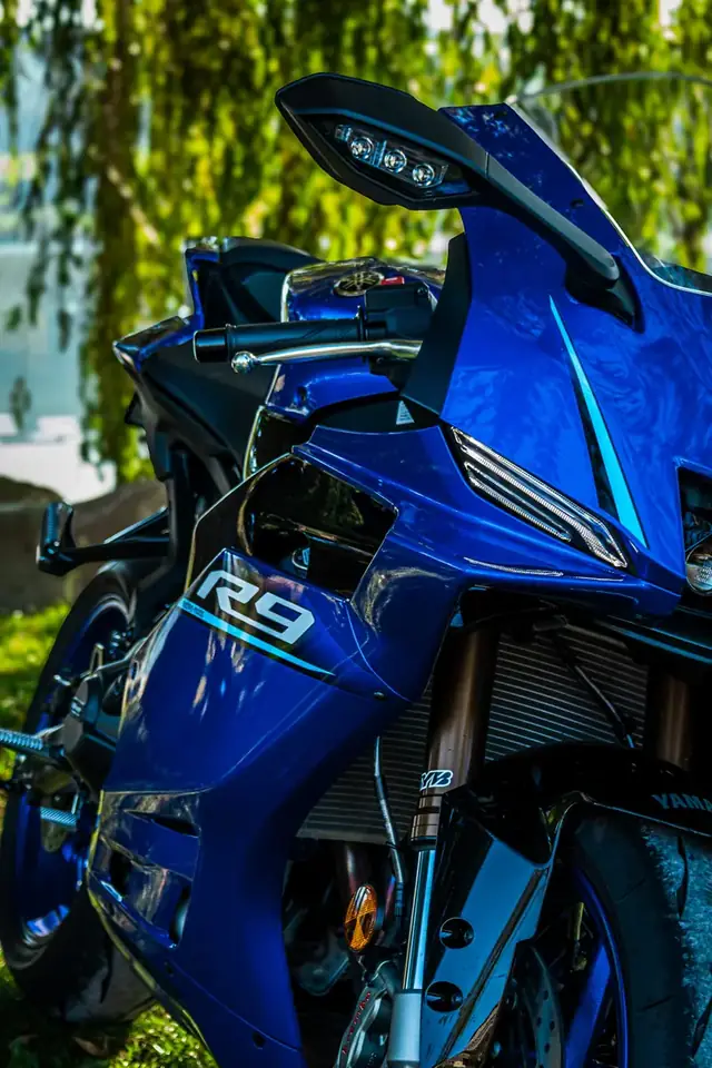 Blaue Yamaha R9 in der Frontansicht