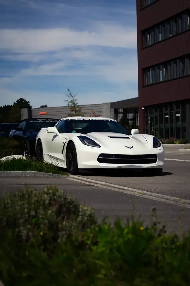 Weisse Corvette C7 auf der Strasse