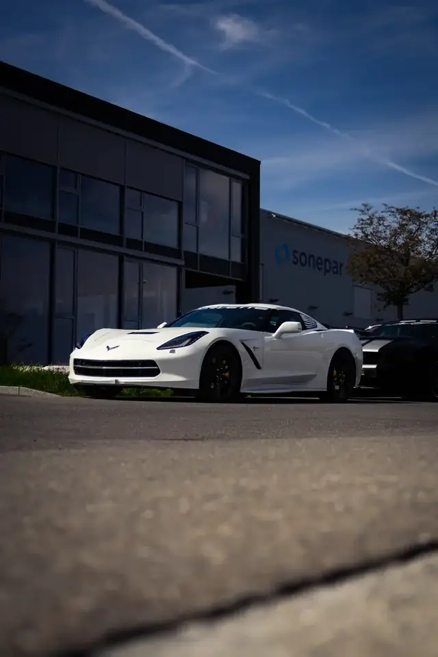Weisse Corvette in der Seitenansicht