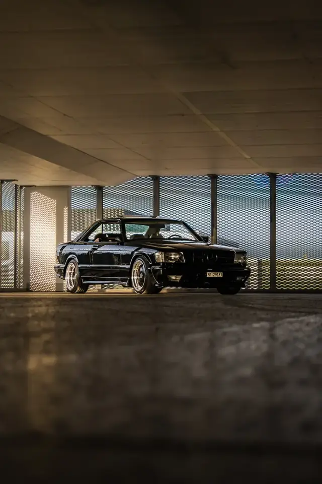 Dunkler Mercedes in einer Tiefgarage