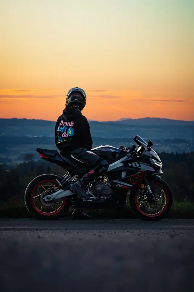Motorradfahrerin bei Sonnenuntergang