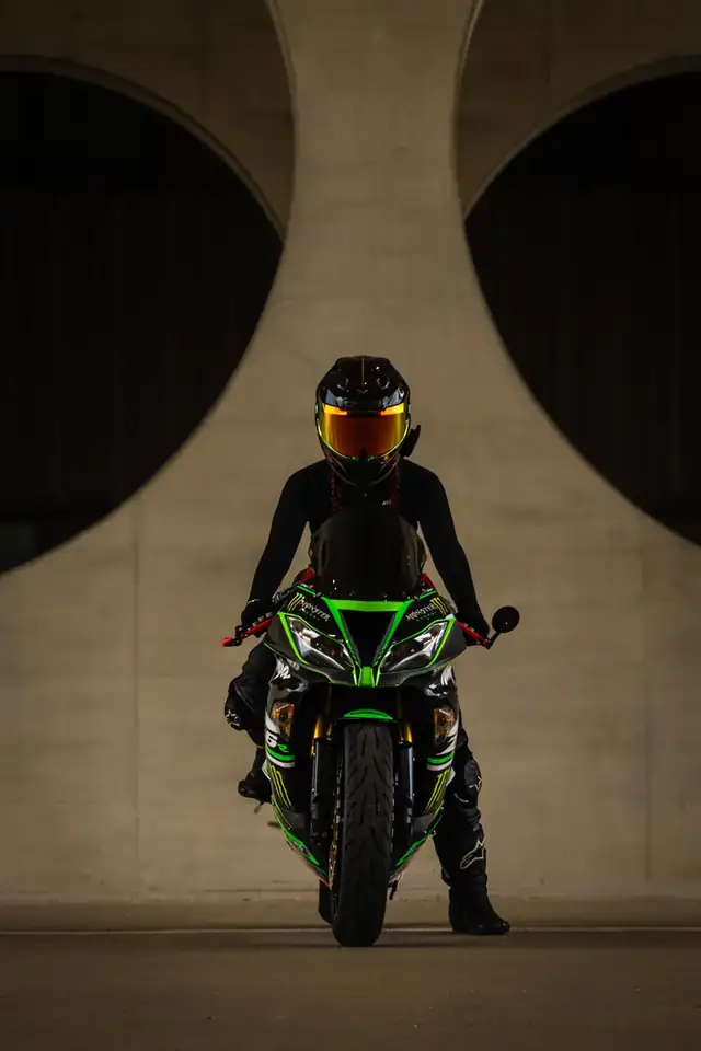 Kawasaki ZX-6R mit Fahrer vor Betonbögen