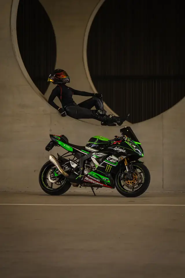 Kawasaki ZX-6R vor Betonbögen, Fahrer im Hintergrund
